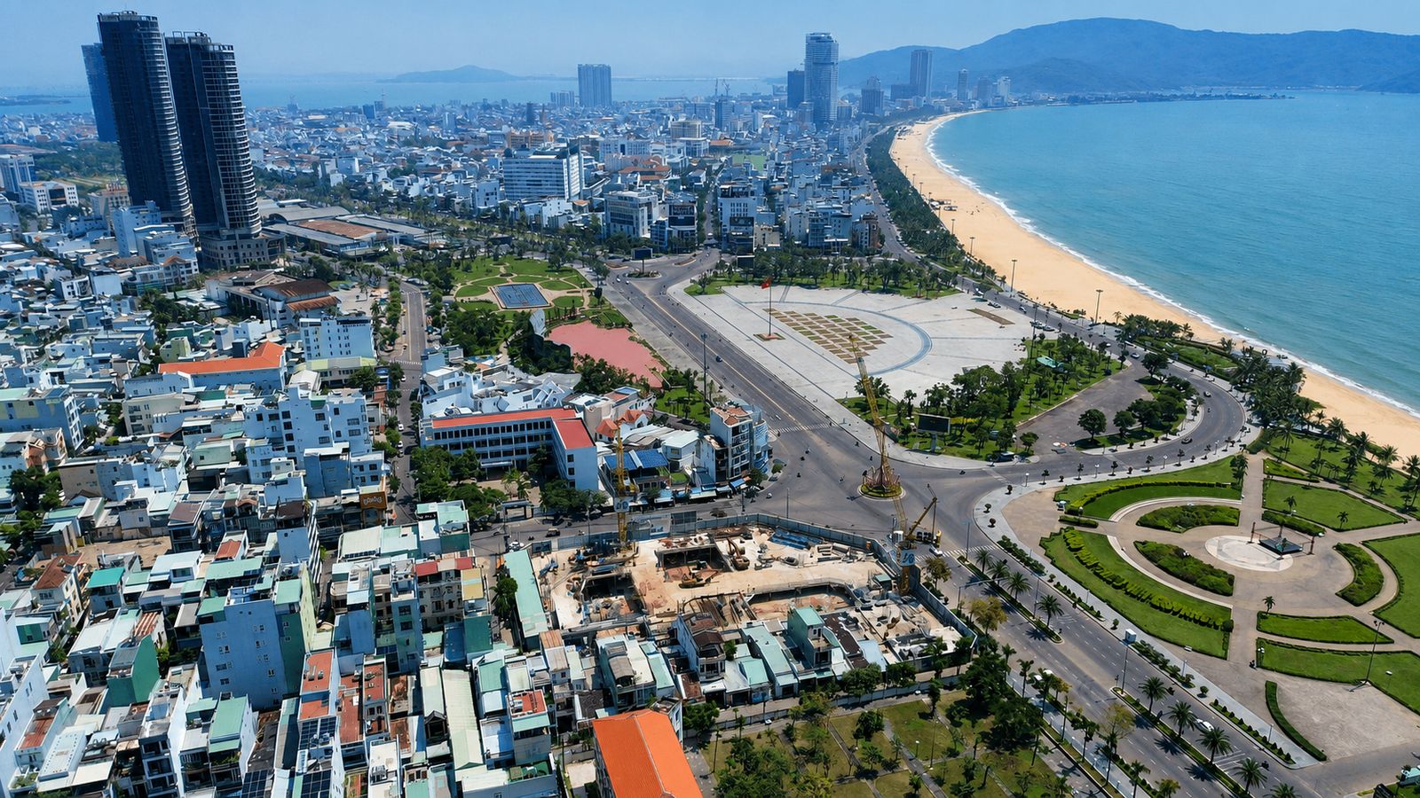 Hình ảnh công trường Q’Terra Quy Nhơn tháng 7/2026 cạnh quảng trường và bãi biển
