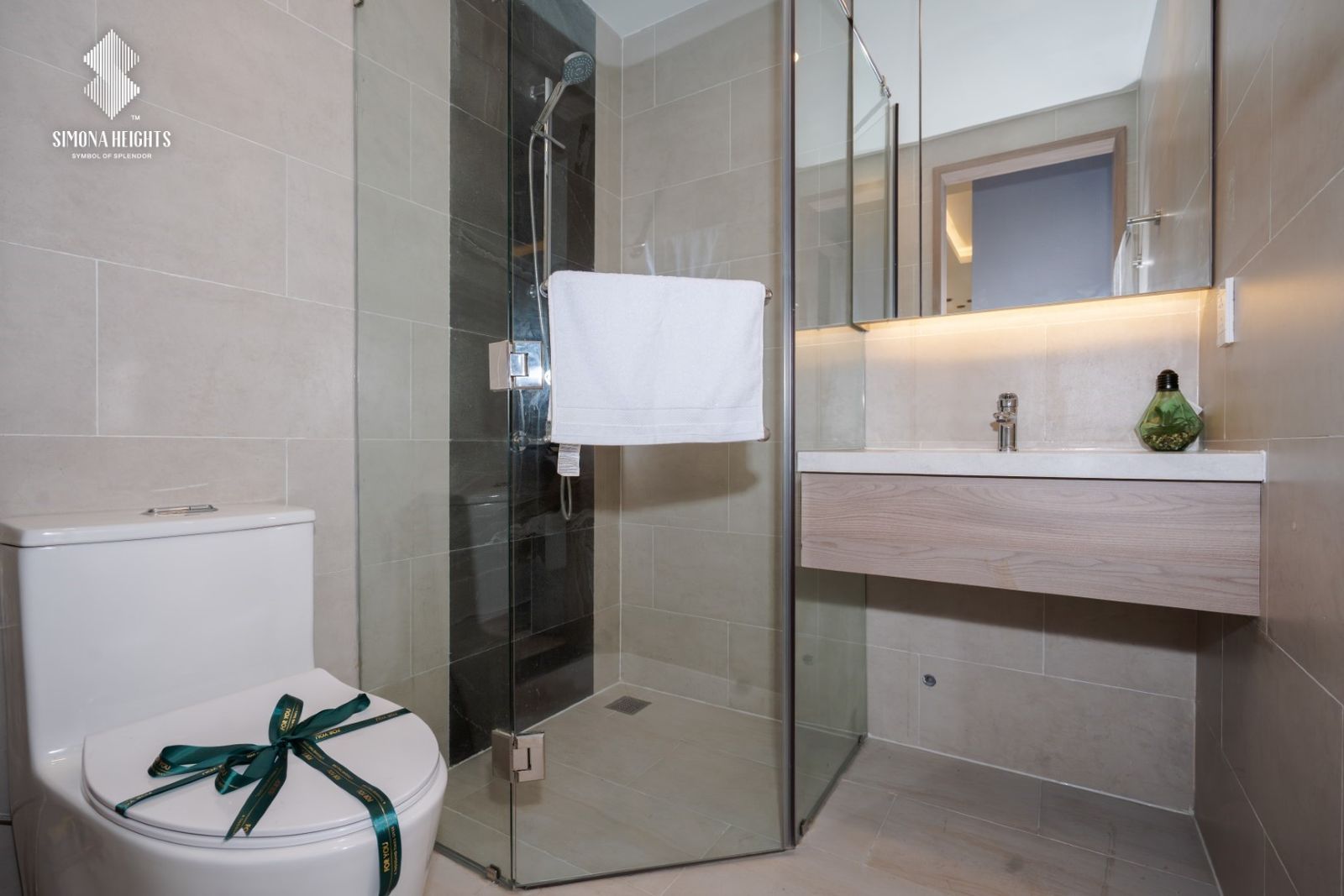 Phòng tắm căn hộ mẫu Simona Heights Quy Nhơn với vách kính tắm đứng